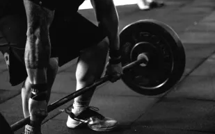 أيهما أفضل لحرق الدهون؟ دراسة تقارن بين التمارين ورفع الأثقال