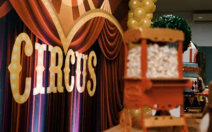 لحظات تحبس الأنفاس: سقوط لاعبة سيرك من ارتفاع 30 قدمًا في كولومبيا (فيديو)