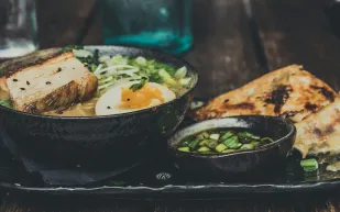 الرامن حول العالم: رحلة بين الابتكار والفخامة في أرقى المطاعم