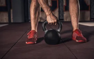 دراسة توضح  أثر الأوزان الثقيلة والخفيفة على مرض هشاشة عظام  الركبة