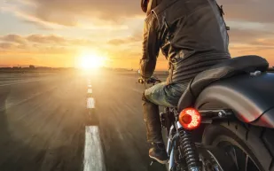 بعد رحلة 15 ألف ميل.. سرقة دراجة نارية تنهي حلم رحالة هندي (فيديو)