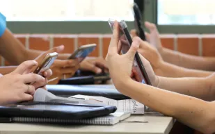 قواعد استخدام الهاتف للأطفال.. كيف تحميهم من مخاطر الإنترنت؟