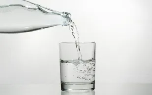 بعد انتشاره الكبير: لماذا يشكل الماء المحمّل ثورة في نمط حياتك؟