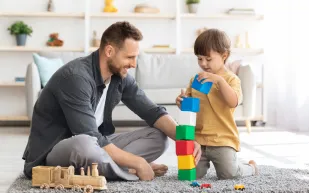دراسة تكشف: كيف يشكل الأب نشاط الأطفال ونمط حياتهم اليومي؟