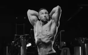 مدرب يكشف أسباب فشل الرجال فوق الأربعين في تضخيم عضلات الصدر