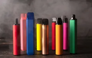 الجارديان: السجائر الإلكترونية تهدد صحة الأطفال بشكل غير قابل للإصلاح