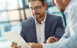 دراسة تكشف اختلاف أساليب الرجال والنساء في بيئة العمل