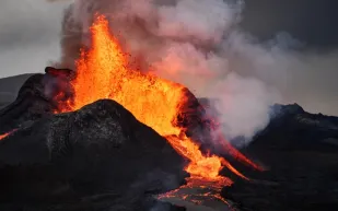 بركان كيلوا في هاواي يقذف حممًا بارتفاع 500 قدم (فيديو)