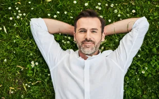 هل يساهم التطوع في إبطاء الشيخوخة؟.. دراسة حديثة تجيب