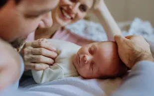 أفضل 6 طرق لتقوية العلاقة الزوجية بعد إنجاب الطفل الأول