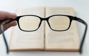 هل تنهي قطرات العين عصر النظارات؟ دراسة تكشف الحقيقة