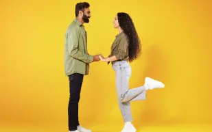 دراسة: بداية العلاقة تعزز السعادة.. والزواج يوفر الاستقرار