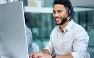 هل يعمل الموظفون في منازلهم بكفاءة أكبر؟ دراسة حديثة تجيب