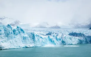 ذوبان أكبر جبل جليدي بالعالم يكشف أثر تغير المناخ (فيديو)