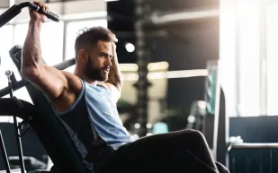 الجهد أم عدد التكرارات أهم في بناء العضلات؟ دراسة تحسم الجدل