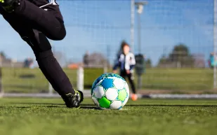 مخاطر "الكروم المطاطي": هل الملاعب الاصطناعية تهدد صحة الأطفال؟