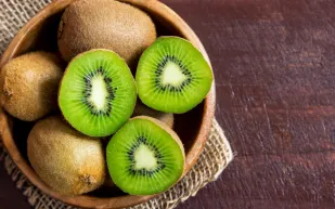 ليست التفاح.. خبيرة تغذية تكشف عن الفاكهة ذات الفوائد العظمى