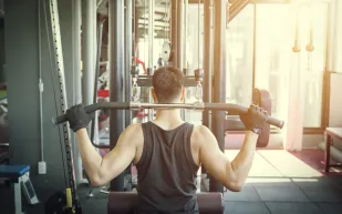 هل مللت من السكوات؟ هذا التمرين سيغيّر روتينك في الجيم