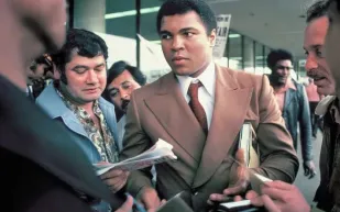 مزاد نادر يعرض وثيقة تاريخية غيّرت مسار حياة محمد علي كلاي إلى الأبد