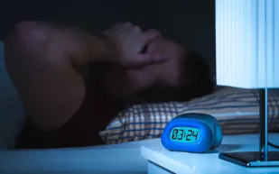 موضة تيك توك لإغلاق الفم أثناء النوم.. راحة زائفة أم خطر قاتل؟ الخبراء يجيبون