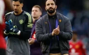 مدرب مانشستر يونايتد يعترف بمسؤوليته عن أسوأ بداية للفريق منذ 33 عامًا (فيديو)