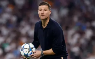 تشابي ألونسو يراهن على فينيسيوس ويضع حدودًا واضحة لمبابي (فيديو)