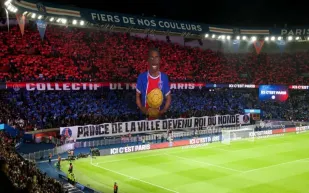 ديمبيلي يتلقى تكريمًا أسطوريًا من جماهير باريس سان جيرمان (صور)