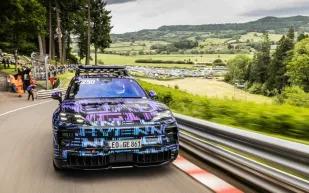 تقنية شاحن بورشه اللاسلكي للسيارات الكهربائية تتفوق في الأمان (فيديو)