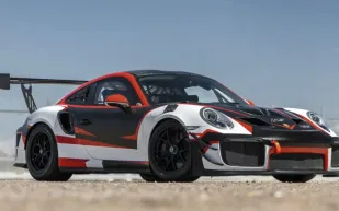 سيارة فيرستابن بورشه 911 GT2 RS Clubsport الأسطورية للبيع.. ماذا يجعلها مختلفة؟