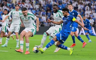 كلاسيكو الهلال والأهلي يتصدر.. مواعيد أبرز مباريات اليوم الجمعة