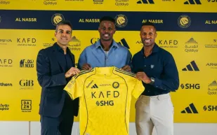 "بديل رونالدو".. النصر السعودي يعلن صفقة هارون كمارا الصيفية (صور) 