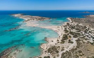 كيف تحول واحد من أجمل شواطئ العالم إلى أسوأ تجارب السياحة؟