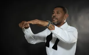 صوت الفخر والإلهام.. المايسترو هاني فرحات متصدرًا عدد الرجل لشهر أكتوبر