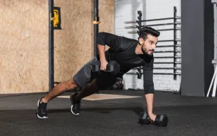 ابنِ عضلاتك في المنزل: جدول تمارين دمبل للجسم بالكامل