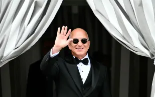 "لا تغتروا بمارك زوكربيرغ".. نصيحة من جيف بيزوس لرواد الأعمال الشباب