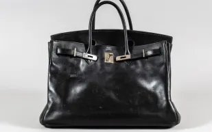 أثر من أيقونة.. حقيبة جين بيركن تُعرض في مزاد نادر بأبوظبي