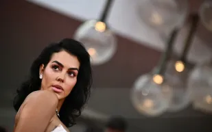 من وراء الأضواء إلى الصفوف الأولى.. حكاية صعود جورجينا رودريغيز