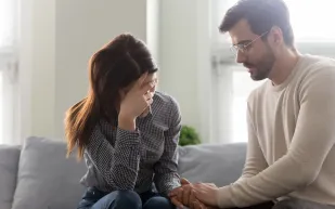 فن الاعتذار: 5 طرق فعّالة لإرضاء الزوجة بعد الخلافات
