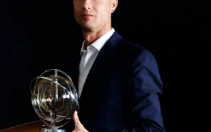 من الرياض إلى لشبونة.. رونالدو يكرّم ثقافة السعودية على المسرح (فيديو)