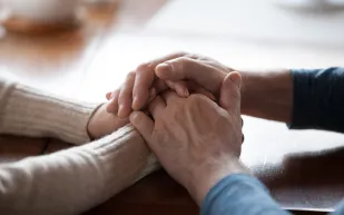 السند والدفء: كيف يكون الرّجل داعمًا نفسيًا لزوجته في الأزمات