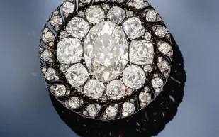  بروش نابليون الماسي الأسطوري يُعرض للبيع بسعر يقارب 250 ألف دولار