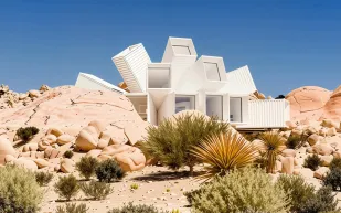 في قلب الصحراء.. منزل "جوشوا تري" يتحول إلى منحوتة معمارية
