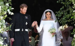 لماذا أخفت ميغان ماركل رسومات الفستان عن الملكة إليزابيث؟ (تفاصيل مثيرة)