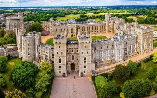 الأمير ويليام يكشف تعليقًا طريفًا عن قلعة وندسور يُضحك العائلة الملكية (فيديو)