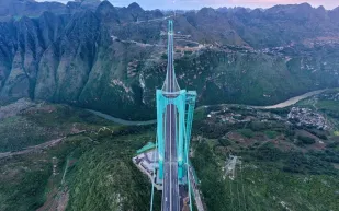 افتتاح مقهى زجاجي مثير على قمة أطول جسر في العالم.. تجربة مذهلة