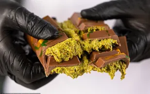 من دبي إلى العالم.. كيف أصبحت الشوكولاتة الخضراء ظاهرة عالمية؟