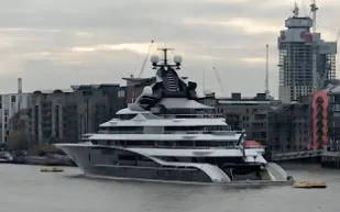 شاهد خان يعيد ظهور يخته "Kismet" البالغ ثمنه 345 مليون جنيه  إسترليني في نهر التايمز