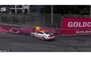 حادث خطير.. شاهد لحظة اصطدام سيارة برودي كوستيكي في سباق غولد كوست 500