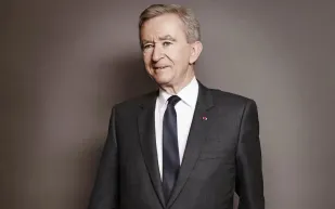 برنار أرنو يعزز سيطرته على LVMH بصفقات شراء ضخمة  