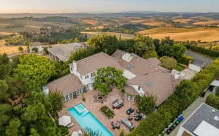 بعد سنوات من بيعهما له.. منزل غولدي هون وكيرت راسل يُطرح مجددًا بسعر مضاعف